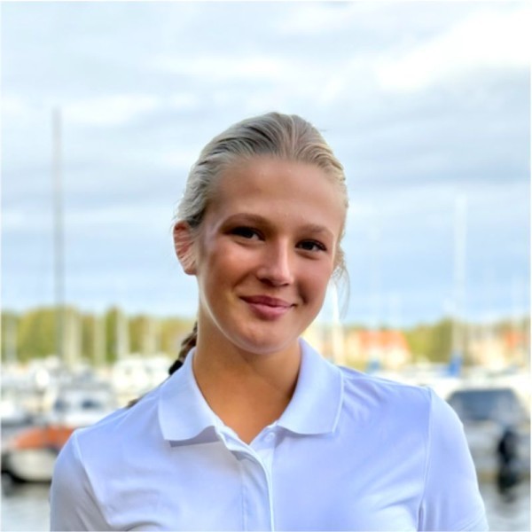 3rd Stewardess: Tuva Heplinger