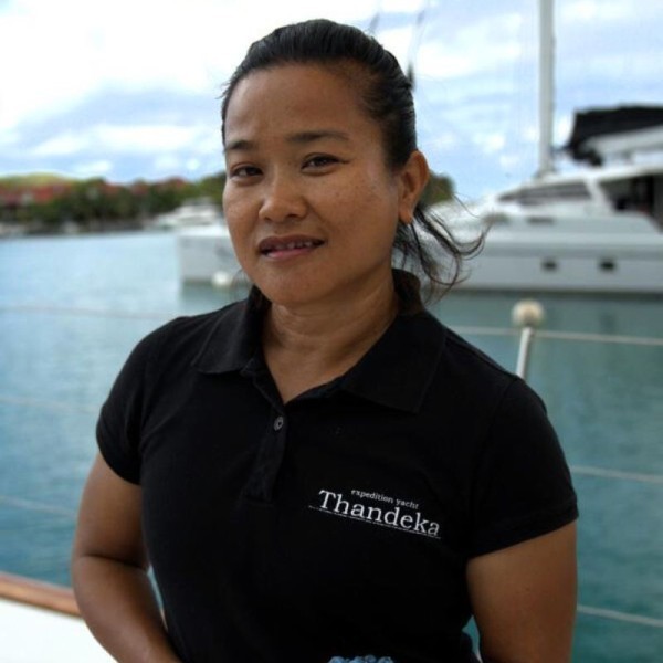 Stewardess / Masseuse: Hanni Ajik