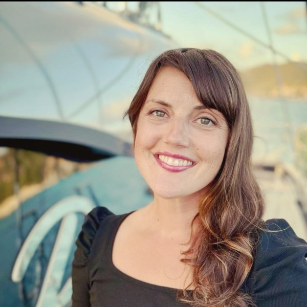 Yacht Host 2: Julianna Leskie Yacht Host 2: Julianna Leskie
