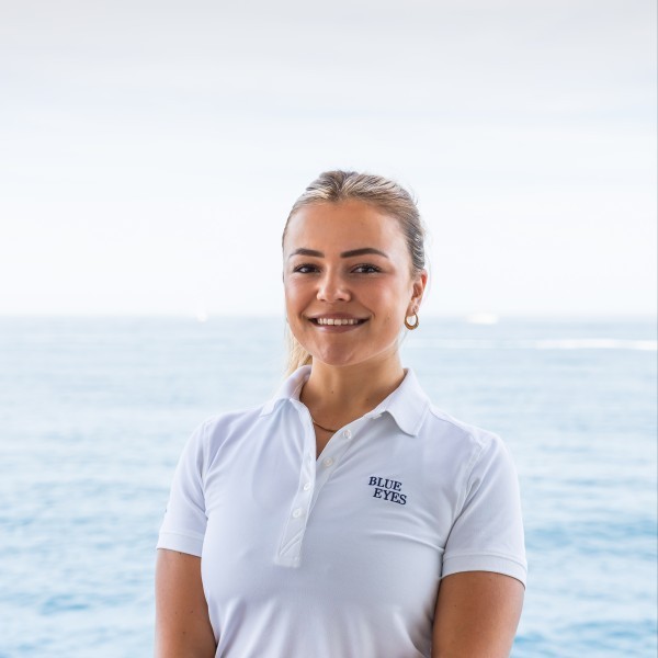 Stewardess: Lauren Fowlds Stewardess: Lauren Fowlds