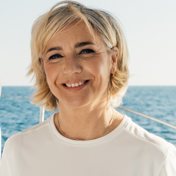 STEWARDESS: Cristina GONZALES STEWARDESS: Cristina GONZALES