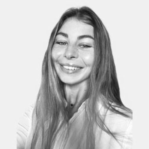 Stewardess: Cloé Amoros Stewardess: Cloé Amoros