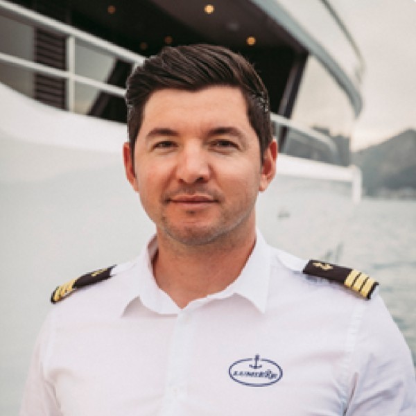 FIRST OFFICER: Kaan Türker